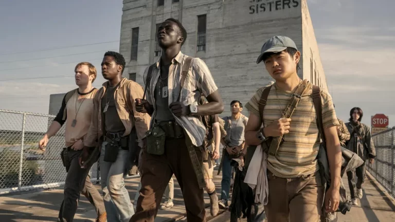 ‘롱 워크’ 리뷰: 느림보는 쏴버린다, 전형적인 전체주의 악몽 속에서